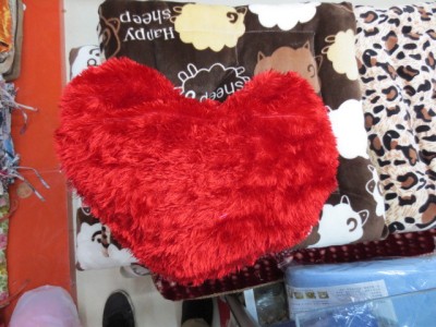 Heart type pillow cushion for leaning on.