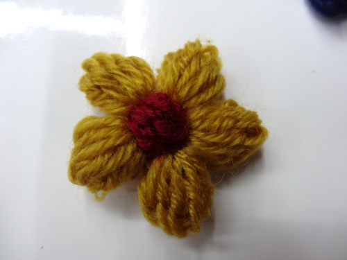 new five petal flower wool flowers， hand hook flower， clothing accessories， gloves flower， ornament， scarf flower delivery