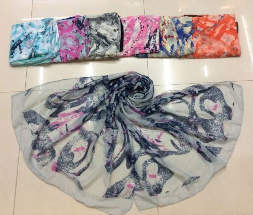 women‘s scarf with abstract flowers