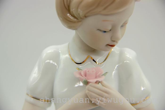 持花女孩 100 是一款欧式风格的陶瓷摆件,做工细腻,衣领包括很多线条