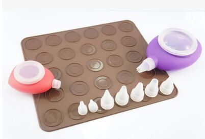 A popular macaron silicone pad set for baking enthusiasts, featuring a large and small double-pot piping tray for baking pic 2