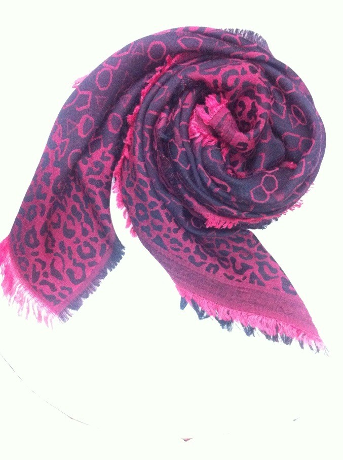 顺于皱印草莓花长巾_ 义乌侨阳围巾商行_ 义乌