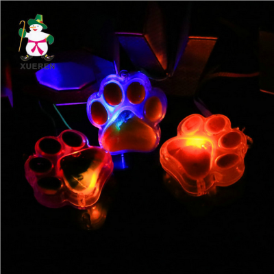 The new super hot winter color cartoon bear flash pendant children luminous toy stall toys wholesale
