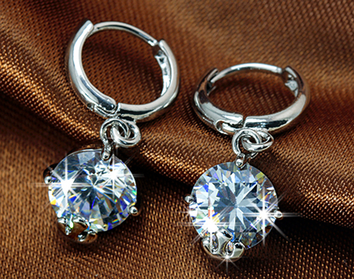 伟德国际戴耳钉会造成过敏耳朵痒吗