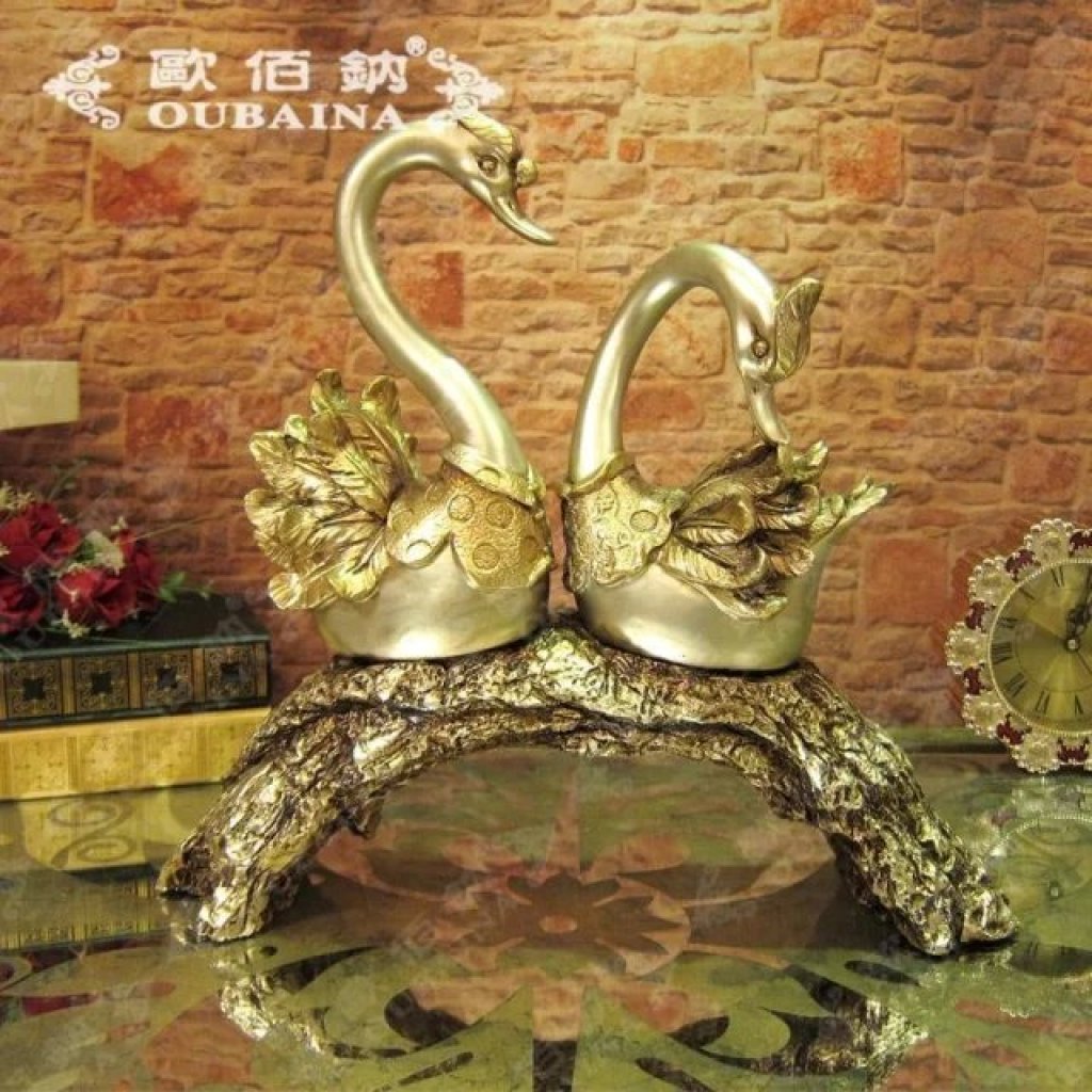 欧式复古吉祥情天鹅摆件,做工细腻、颜色经典,栩栩如生,天鹅有吉祥美好之意,寓意非常好,受到众多顾客的青睐及喜爱。非常适合酒店、办公、家居等地摆设。适合欧式家居摆设!欢迎咨询:QQ--3307965644,微信Wechat--OBN3307965644.邮箱Email--3307965644@qq.com