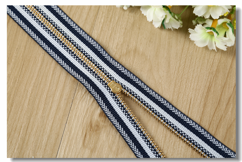 为防顾客“蹭穿”退货商家在拉链上挂硬核密码锁