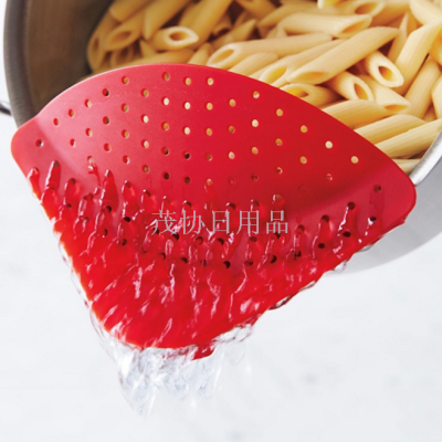 Factory Direct Sales Creative Simple and Convenient Draining Clip That Can Be Caught on the Edge of the Pot