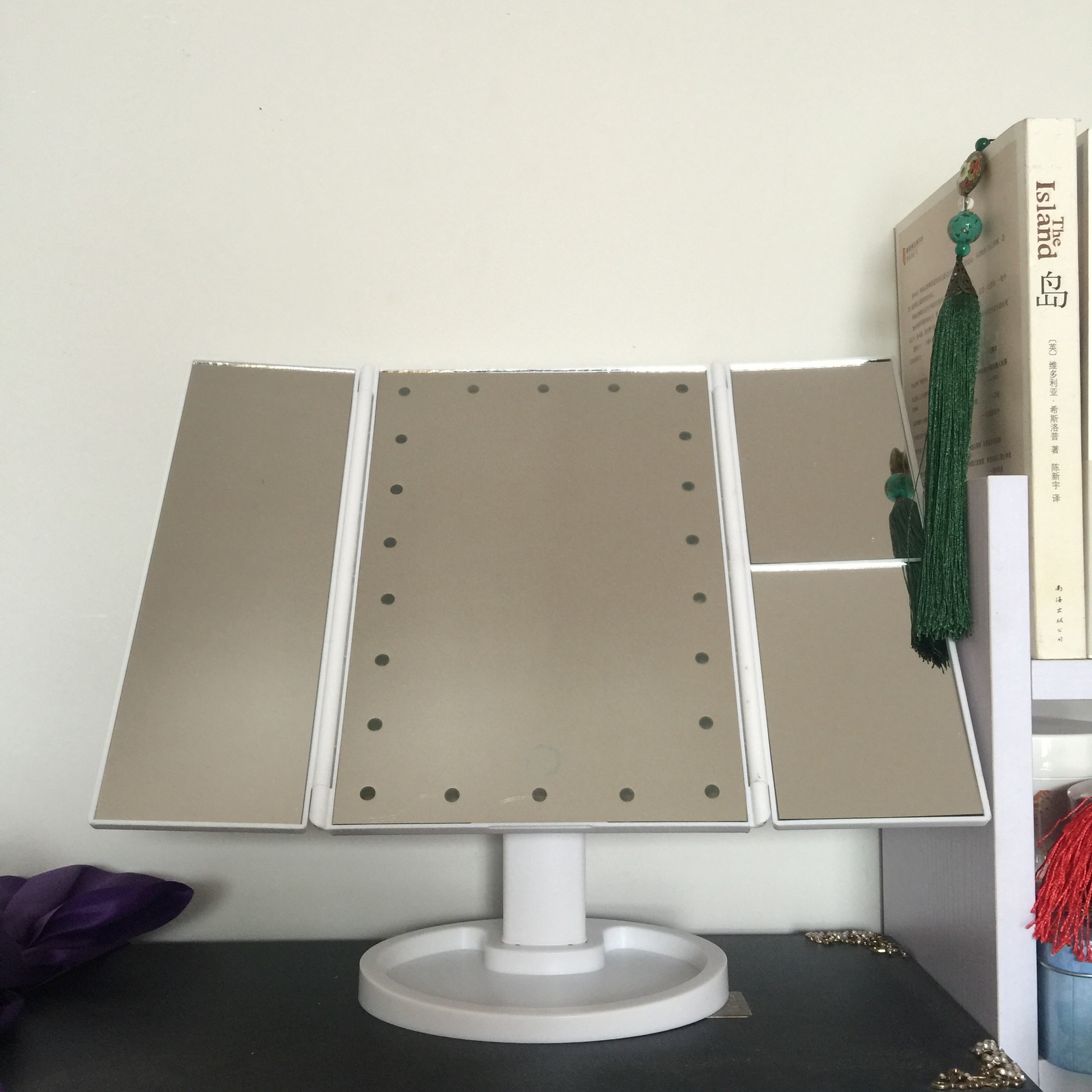 创意台式三面折叠LED发光化妆镜 触控调光 放大镜面