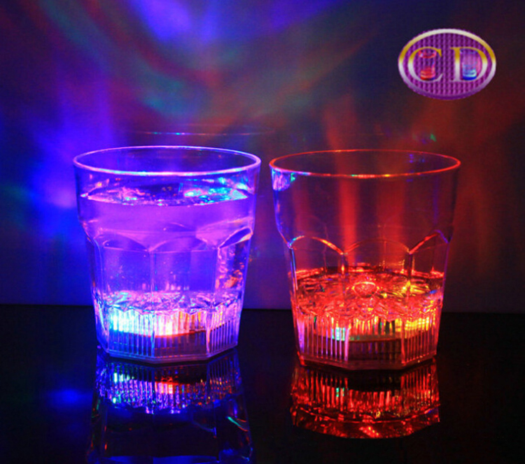 创意发光感应水杯新款LED发光杯子