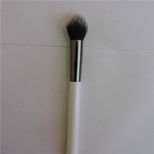 2017 Factory Direct Sales Pearl White Wooden Handle Highlight Brush Single Quality Style Fur Black Body White Head Eye Shadow Brush