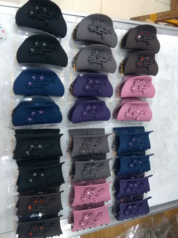 深色橡皮加花点钻