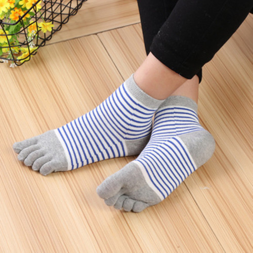 Spring and Summer Men‘s and Women‘s Five-Finger Cotton Breathable Socks Sweat-Absorbent Breathable mid-Calf Stripe Split Toe Toe Socks Factory Batch 