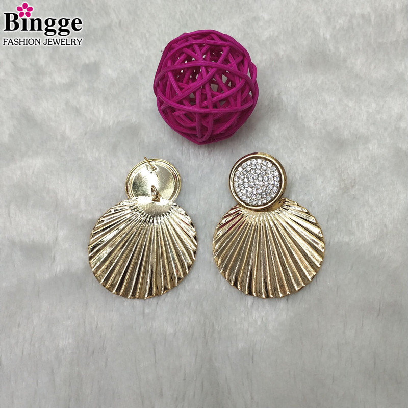 简约个性气质百搭耳环女款 金色扇贝形带钻亮闪闪耳环 厂家直销