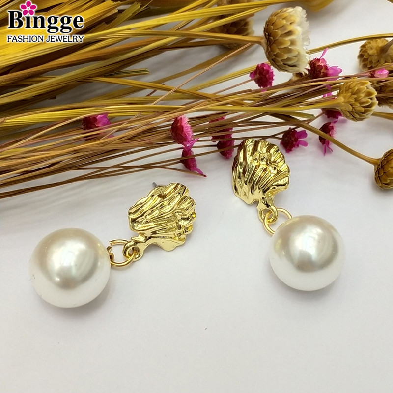 欧美简约大气复古个性白色珍珠金色珊瑚风唯美女款百搭潮人耳环