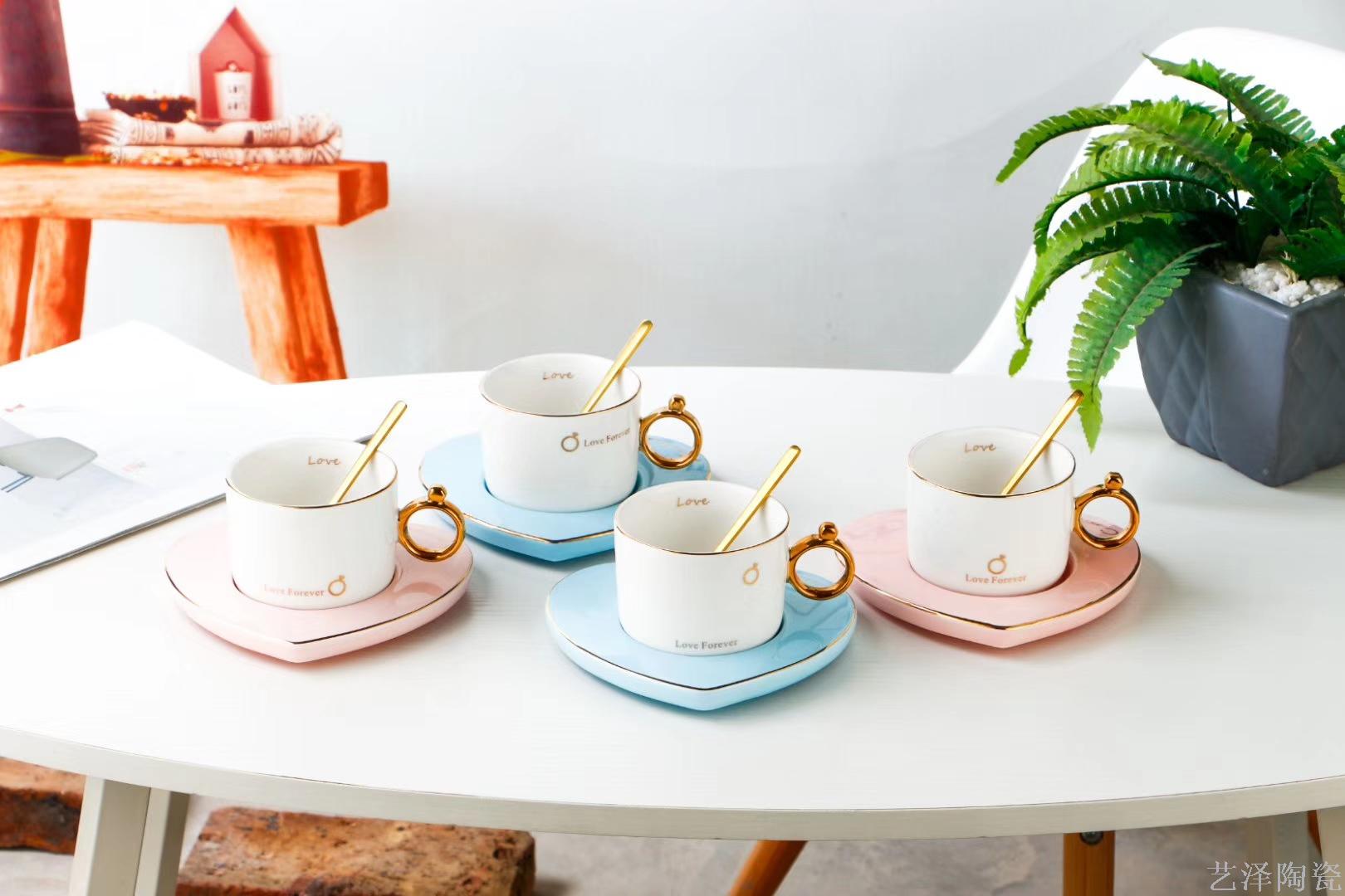 爱心描金情侣陶瓷杯碟