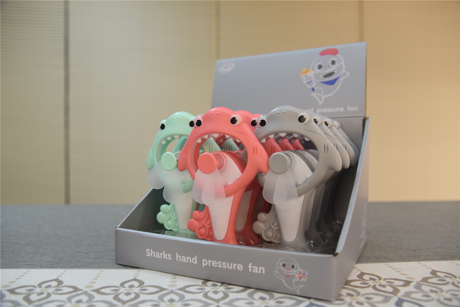 厂家直销 学校周边热销新款鲨鱼手压小风扇 便携式手持风扇