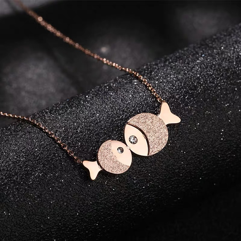 K金色亲吻鱼吊坠钛钢项链网红气质短款玫瑰金轻奢小众锁骨链女潮