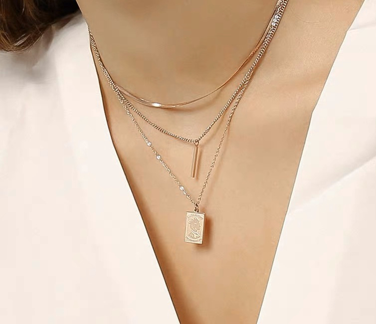 三层钛钢项链女锁骨链潮2020网红美人头女王头像吊坠多层颈链