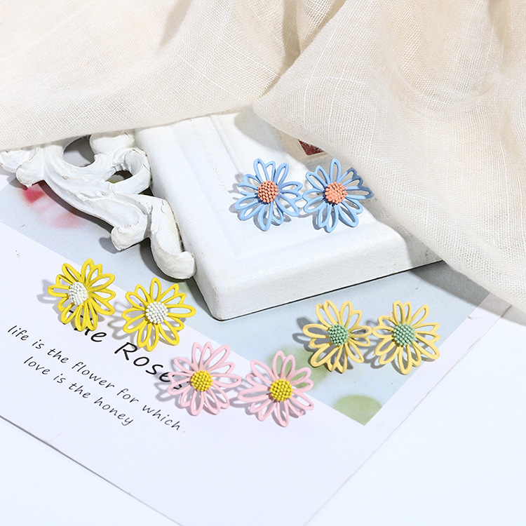 S925银针日韩耳饰甜美清新彩色春季雏菊耳环2020新款镂空花朵耳钉