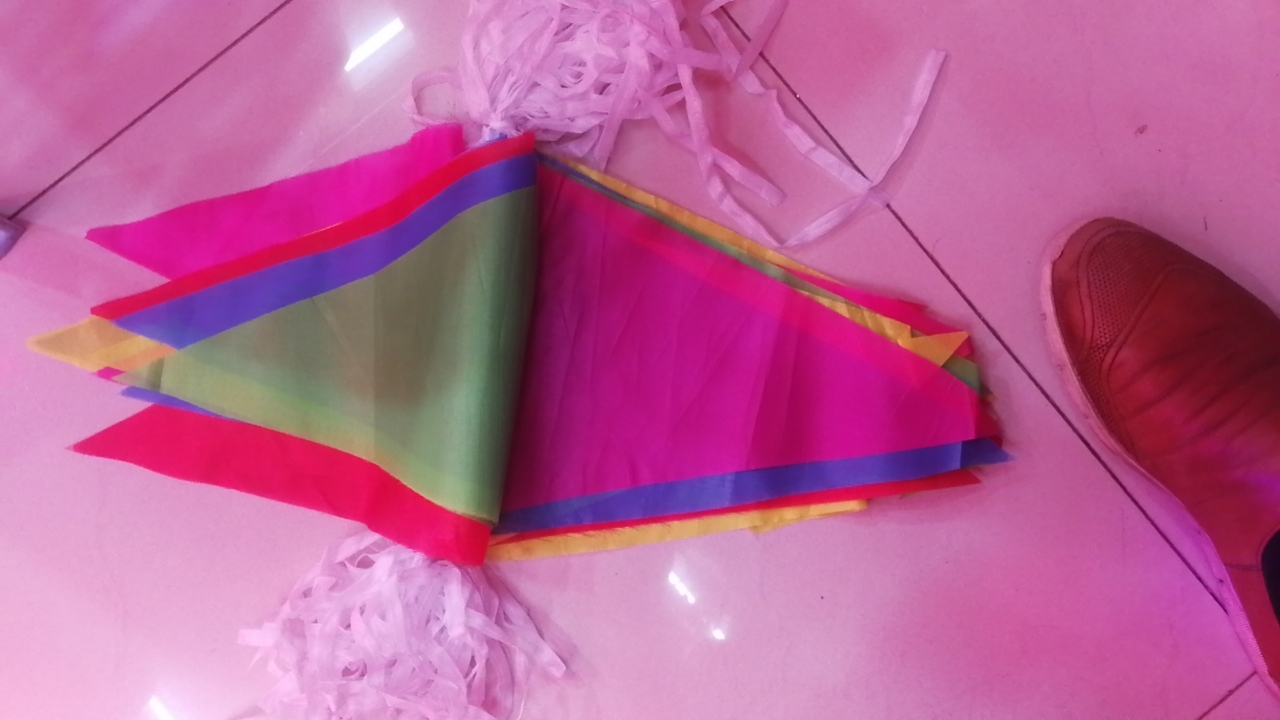 彩旗三角旗，各种旗帜。