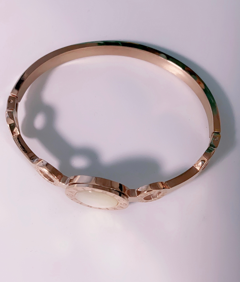 钛钢手镯玫瑰金镶嵌贝壳手环时尚潮流休闲百搭不锈钢材质网红同款