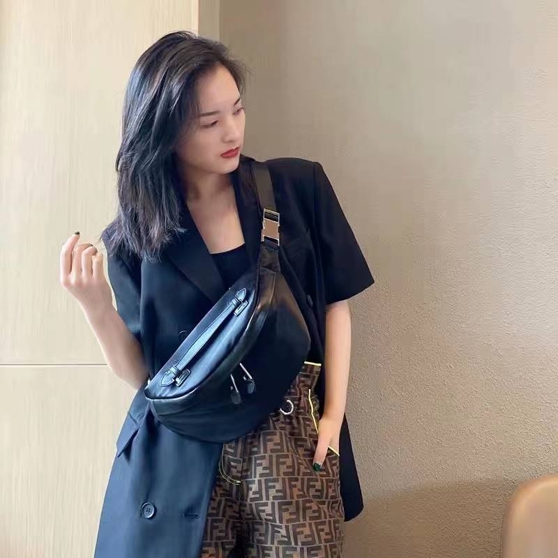 真皮胸包女包包斜跨百搭2020新款ins潮夏季时尚小ck饺子斜挎腰包