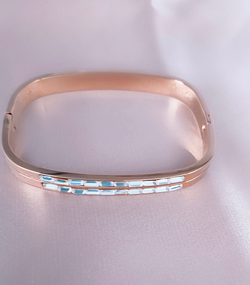2020款玫瑰金钛钢手镯镶嵌锆石手环结合手臂扁型科学设计非常完美