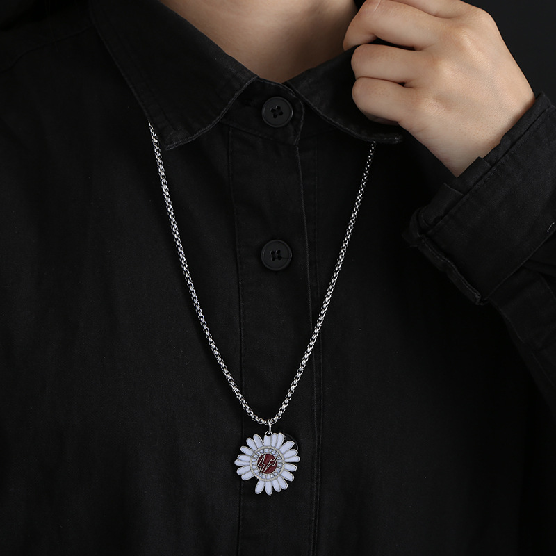 新款GD权志龙同款小雏菊嘻哈项链pmo反战闪电小雏菊徽章吊坠批发