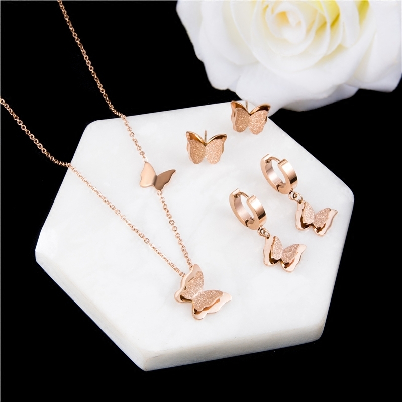 钛钢蝴蝶玫瑰金磨砂款气质
整套饰品耳环加项链加手镯，耳钉