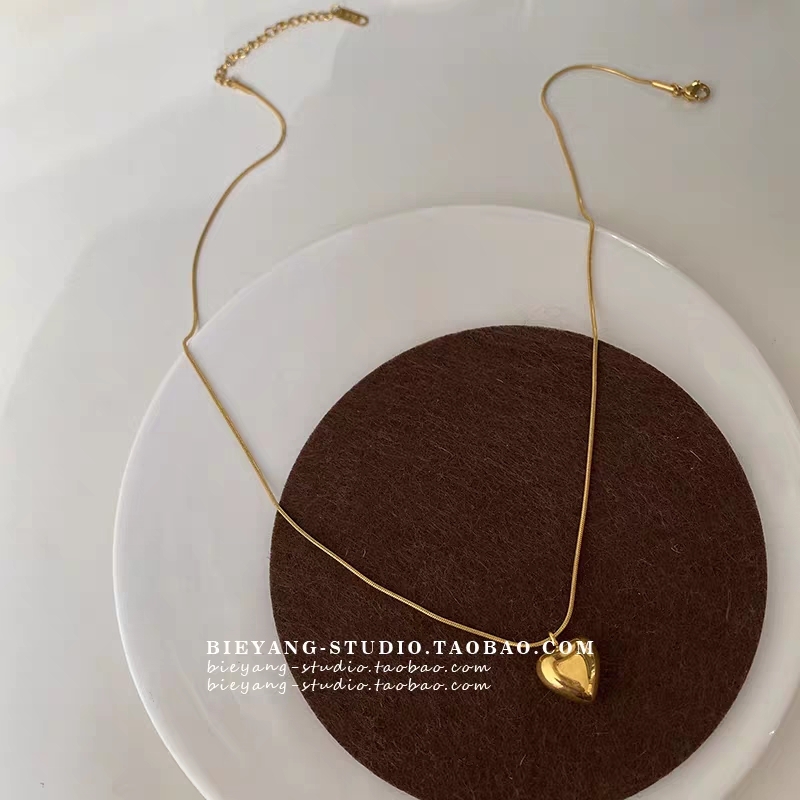 别样小众简约复古金色潮流时尚ins钛钢爱心项链女锁骨链