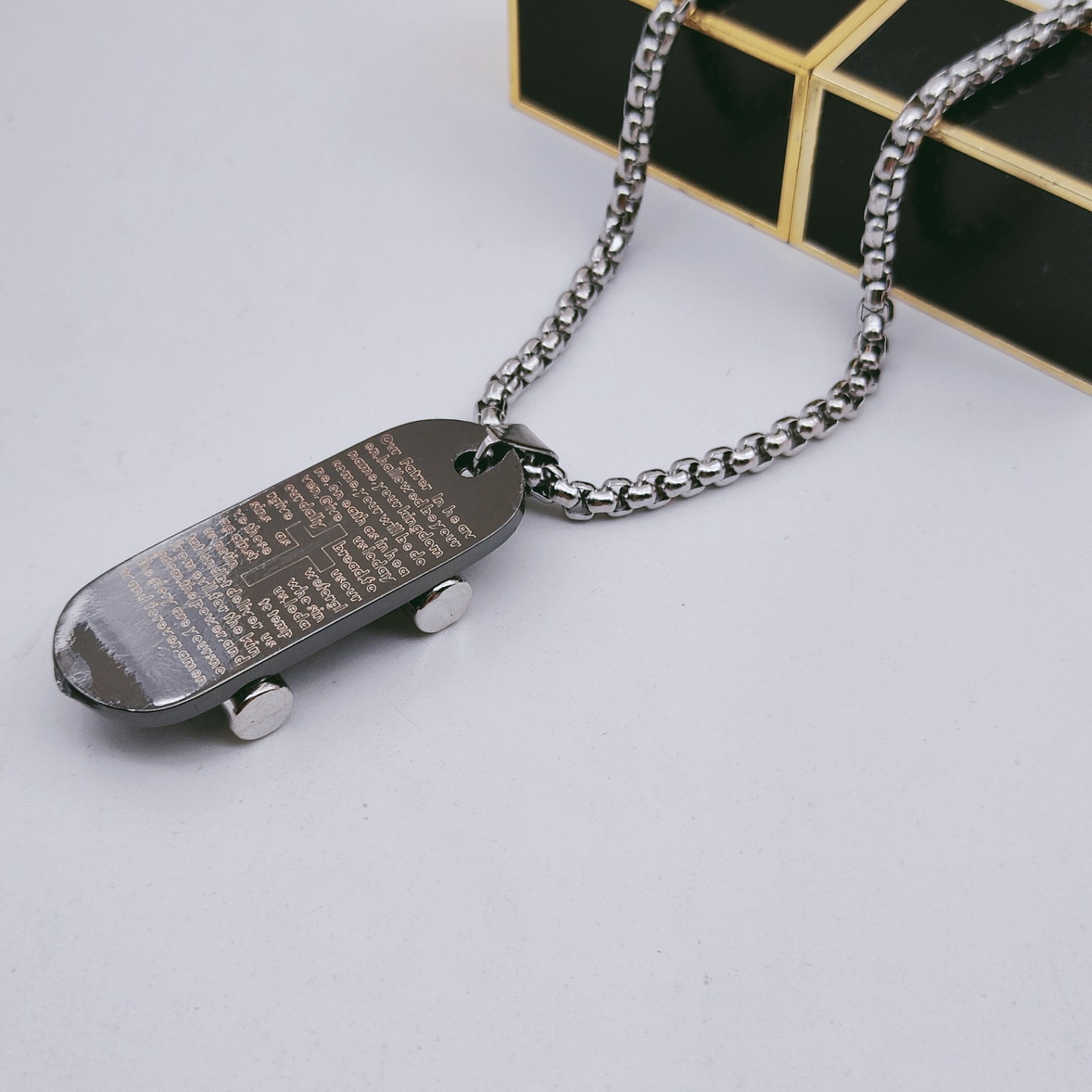 滑板鞋带轮项链十字架吊坠男士个性学生情侣项链嘻哈百搭毛衣链潮