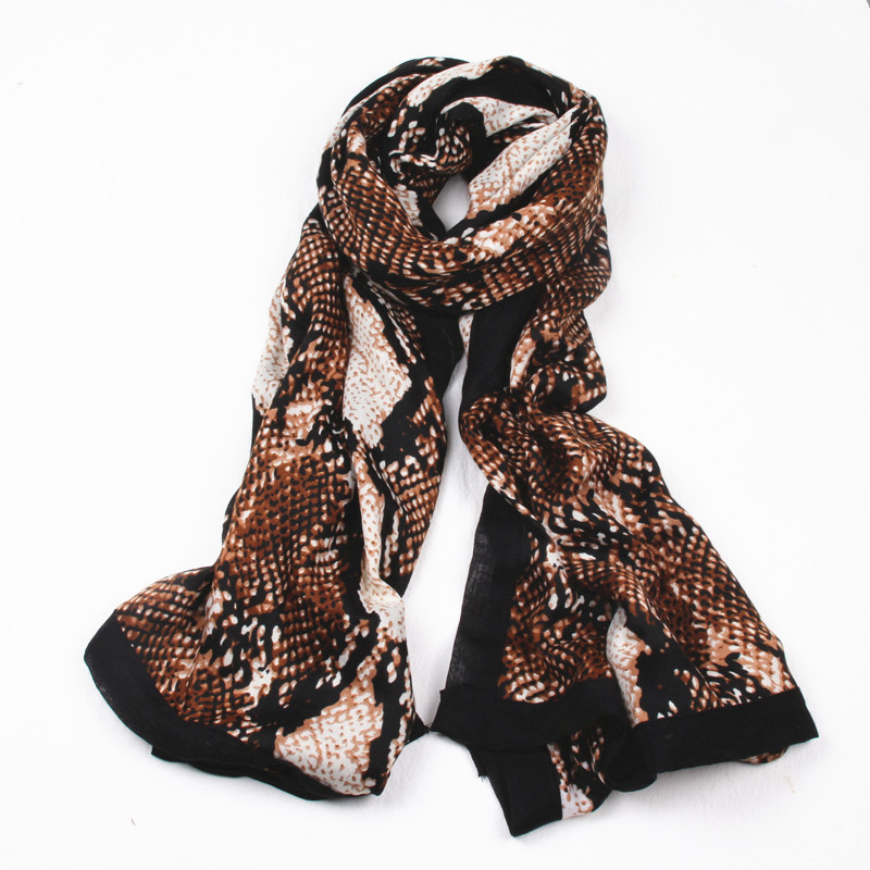 秋冬新款蛇纹围巾 女士秋冬棉质时尚围脖披肩豹纹印花包边围巾