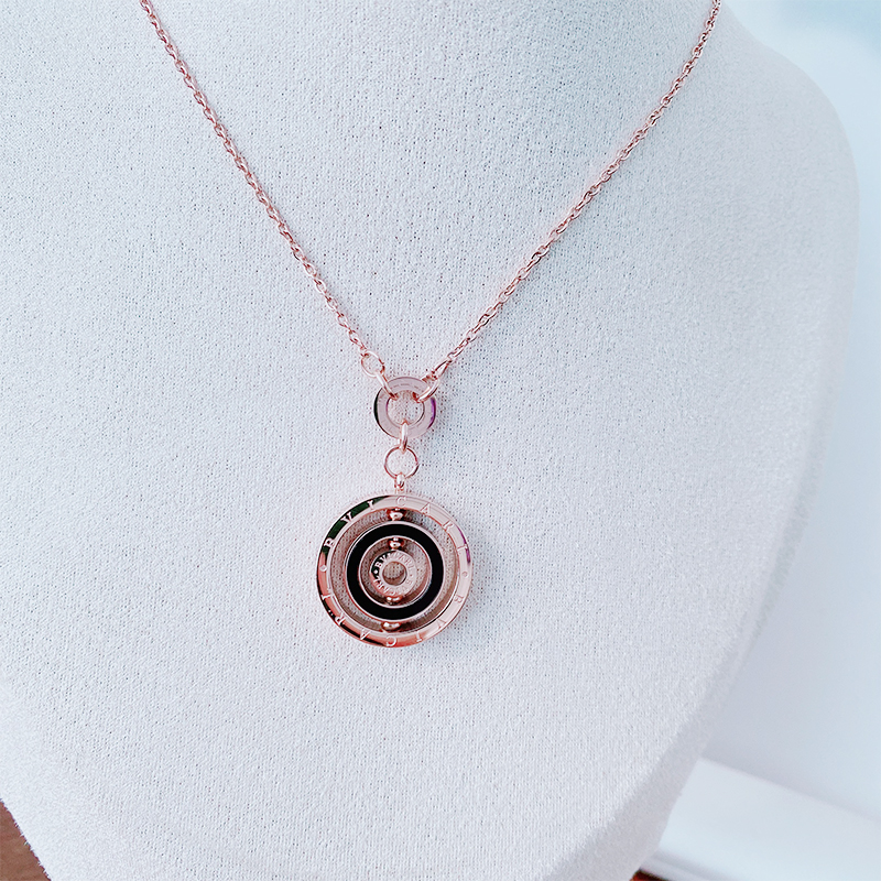 欧美时来运转项链锁骨链女钛钢玫瑰金圆形转动字母百搭钛钢颈链