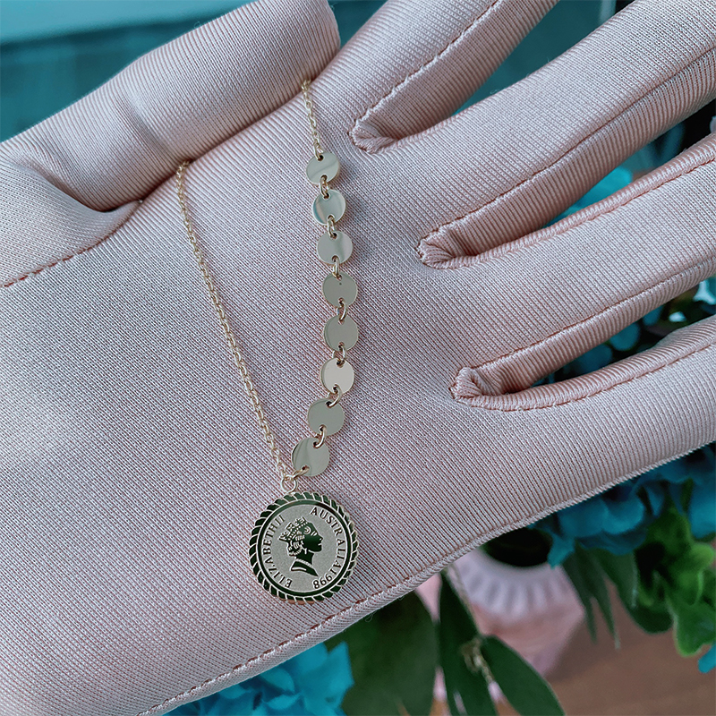 欧美钛钢项链美人头像女潮简约镀14K金硬币圆片吊坠锁骨链