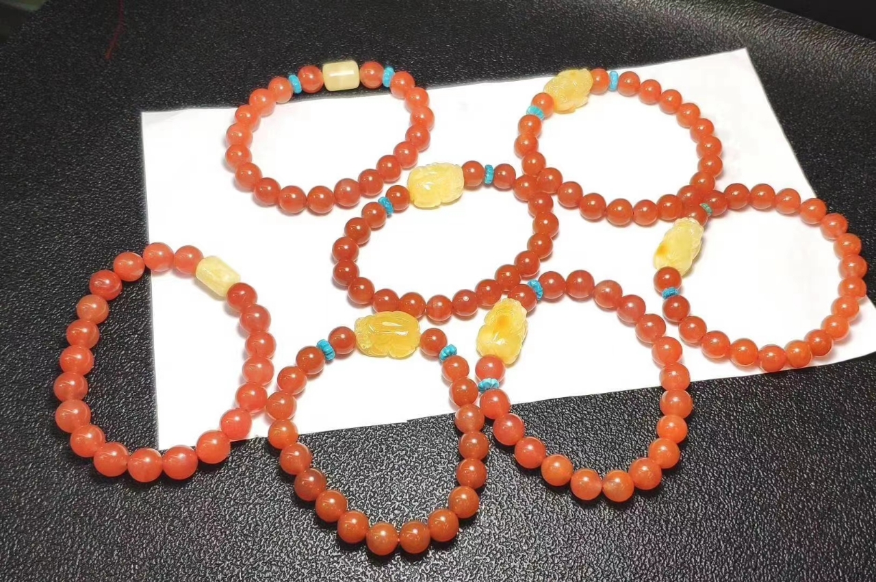 精品南红樱桃红单圈手链女手串
搭配天然蜜蜡招财貔貅 原矿绿松石