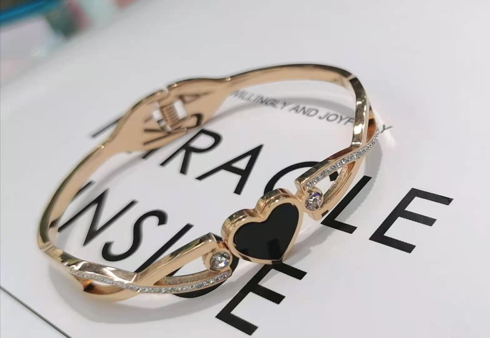 韩版新款简约个性手镯 镂空爱心牌手环 女款钛钢镀玫瑰金饰品