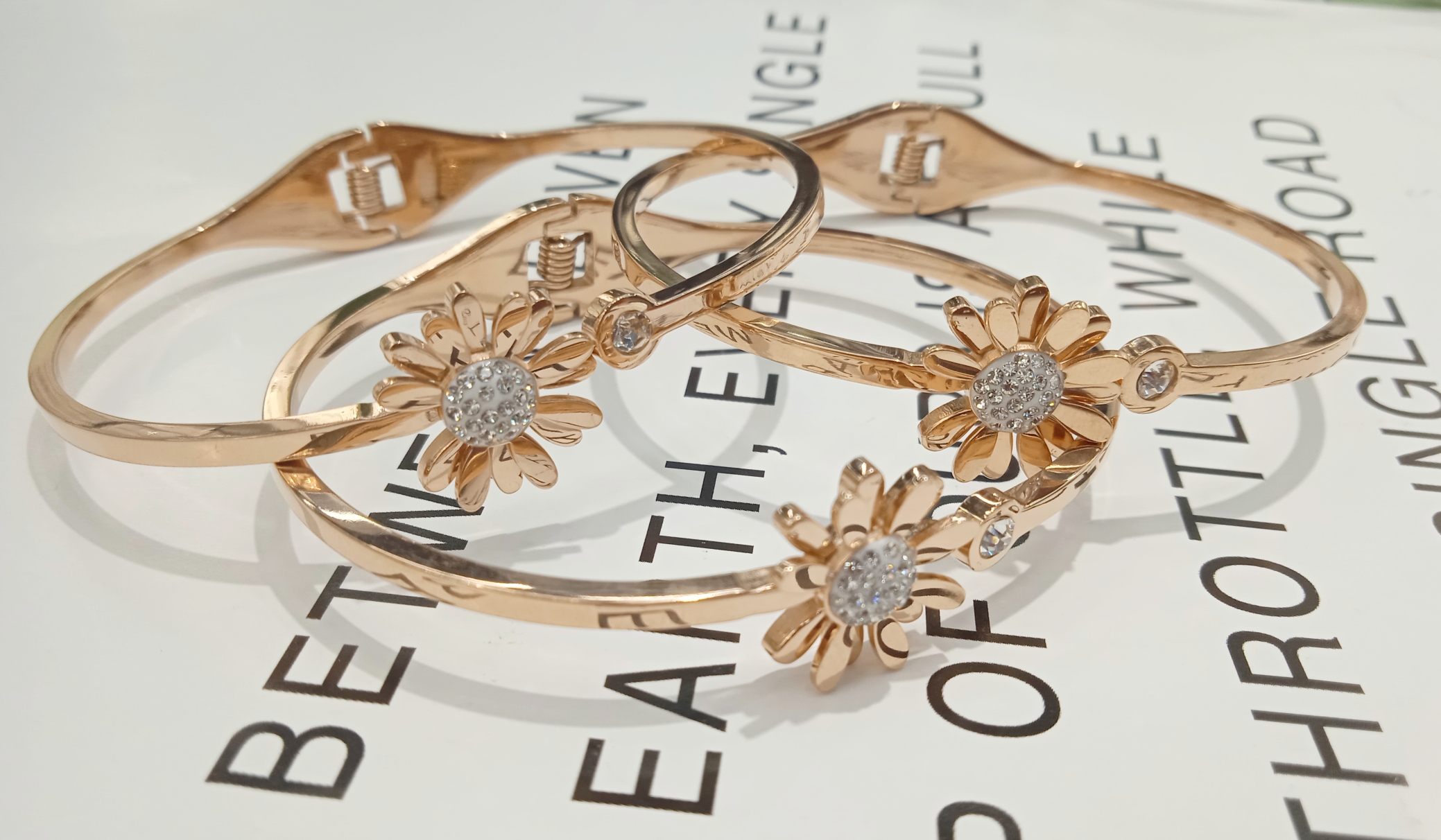 钛钢镶钻爆花玫瑰金气质开口手镯  防过敏不掉色