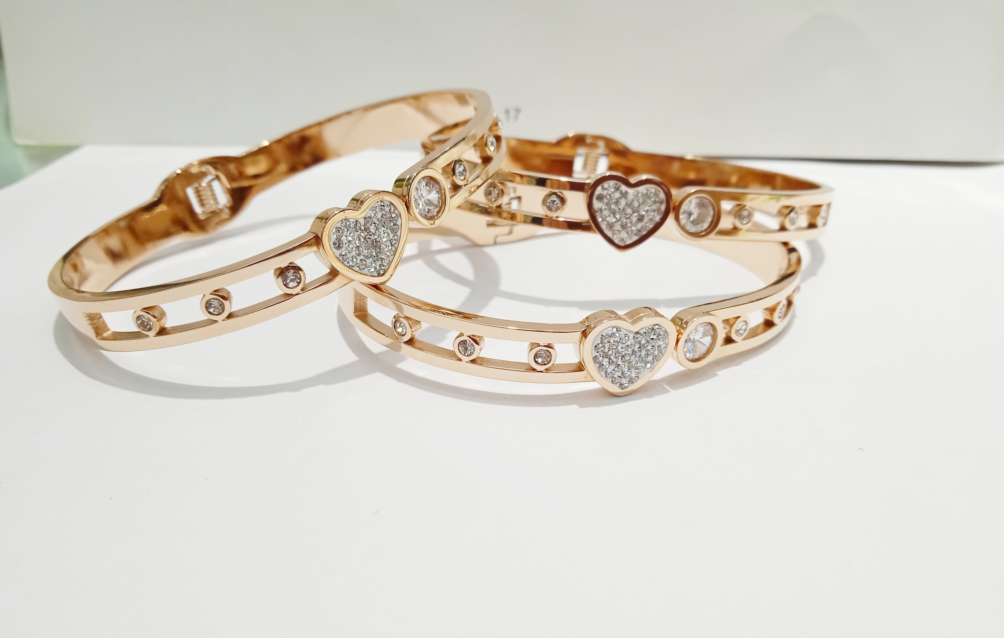 韩版新款时尚钛钢手链镂空镶钻玫瑰金手环复古创意吊坠手镯女