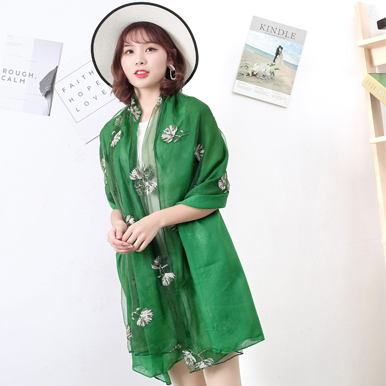 新款外贸围巾华之英韩版秋冬斜纹棉麻披肩纯色欧根纱枫叶绣花丝巾