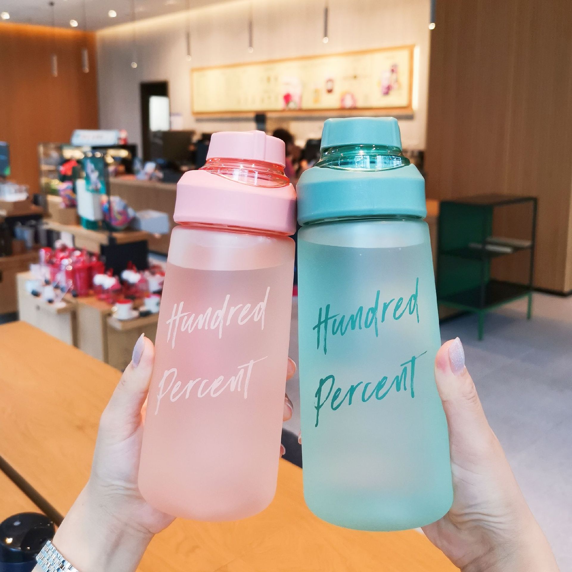 新款磨砂塑料运动水杯时尚简约彩色学生便携手提杯子耐摔耐高温杯