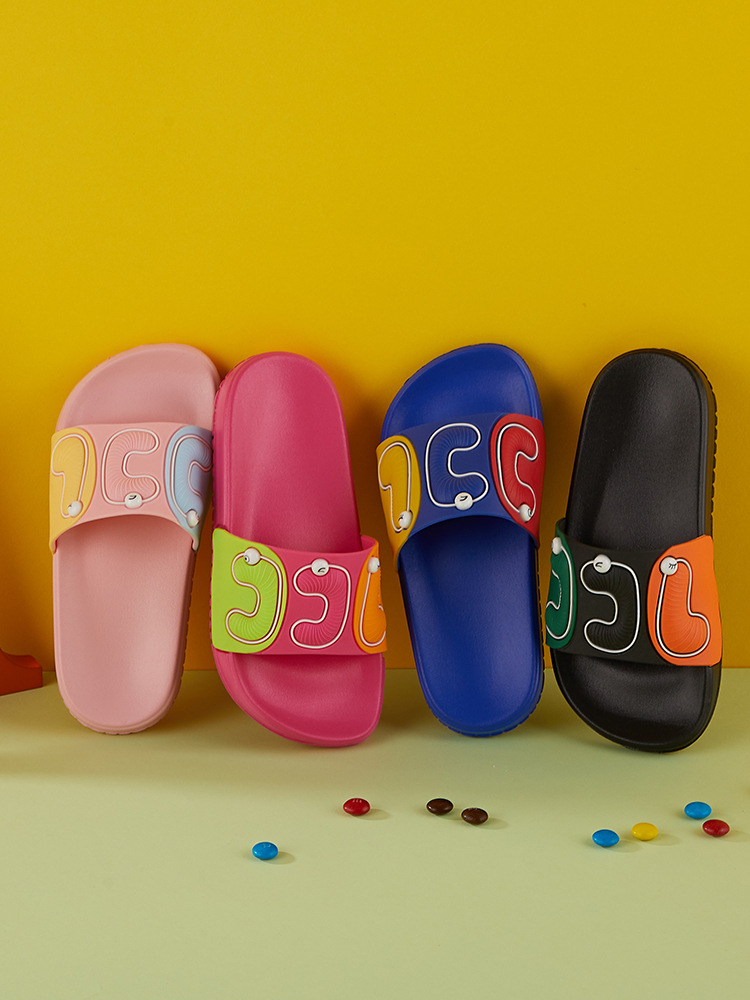 夏季新款字母儿童露趾凉拖居家室外一字拖室内浴室透气彩色凉拖鞋