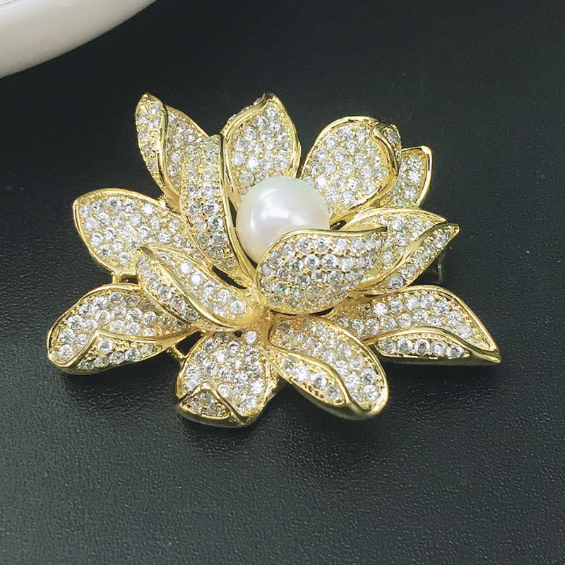 时尚精致荷花款胸花高端珍珠莲花胸针精工微镶锆石创意毛衣别针扣