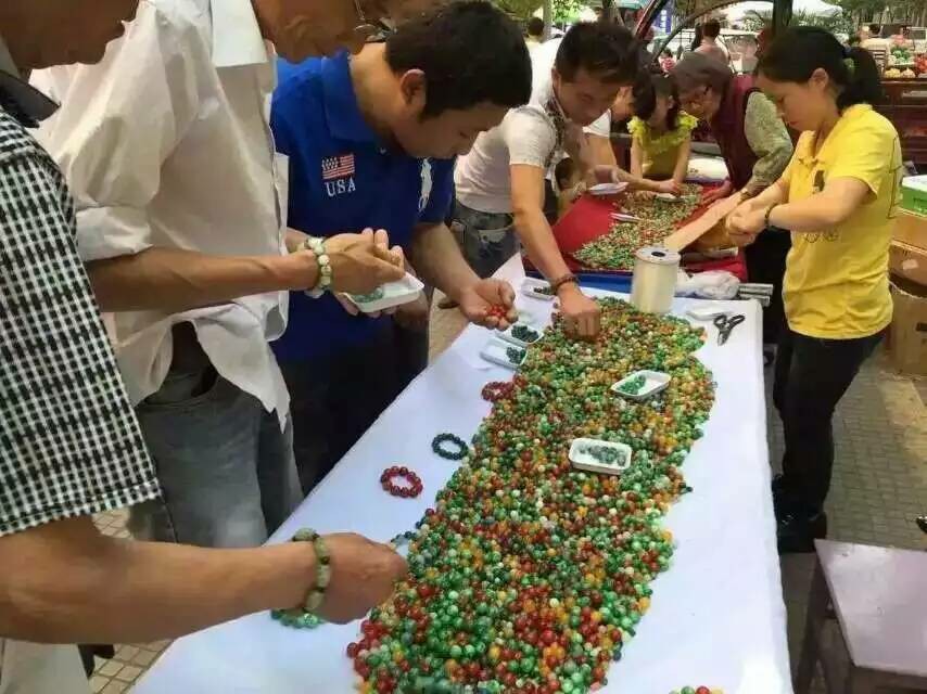 云南瑞丽七彩玉石散珠子一元一颗模式地摊货源热卖跑江湖暴利产品