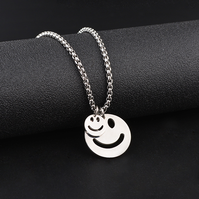 卡通镂空双笑脸吊坠钛钢长款项链毛衣链男女嘻哈个性潮流衣服配饰