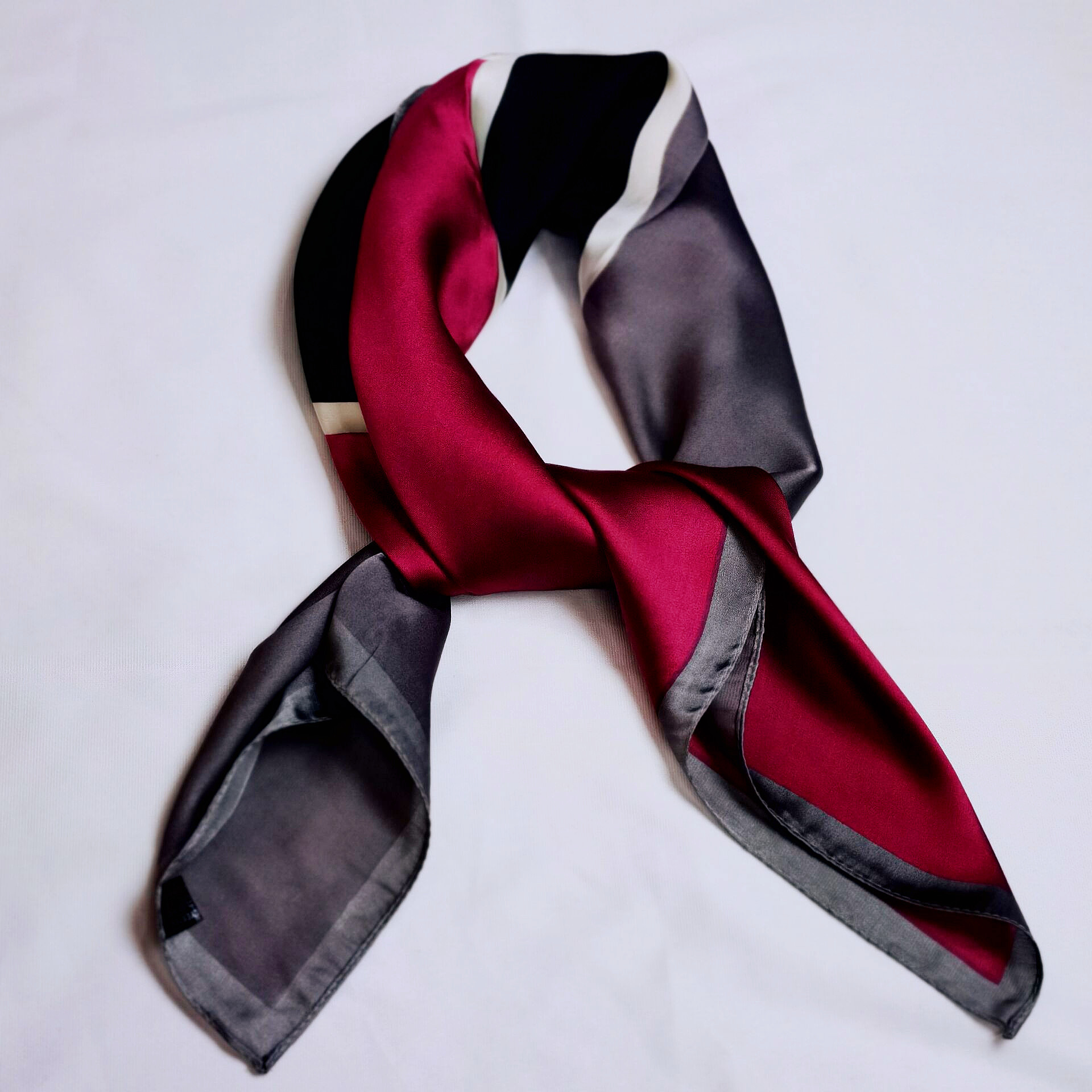 Silk-like square scarves with geometric patterns and a silk-like feel are selling well in Europe and America on Amazon pic 10