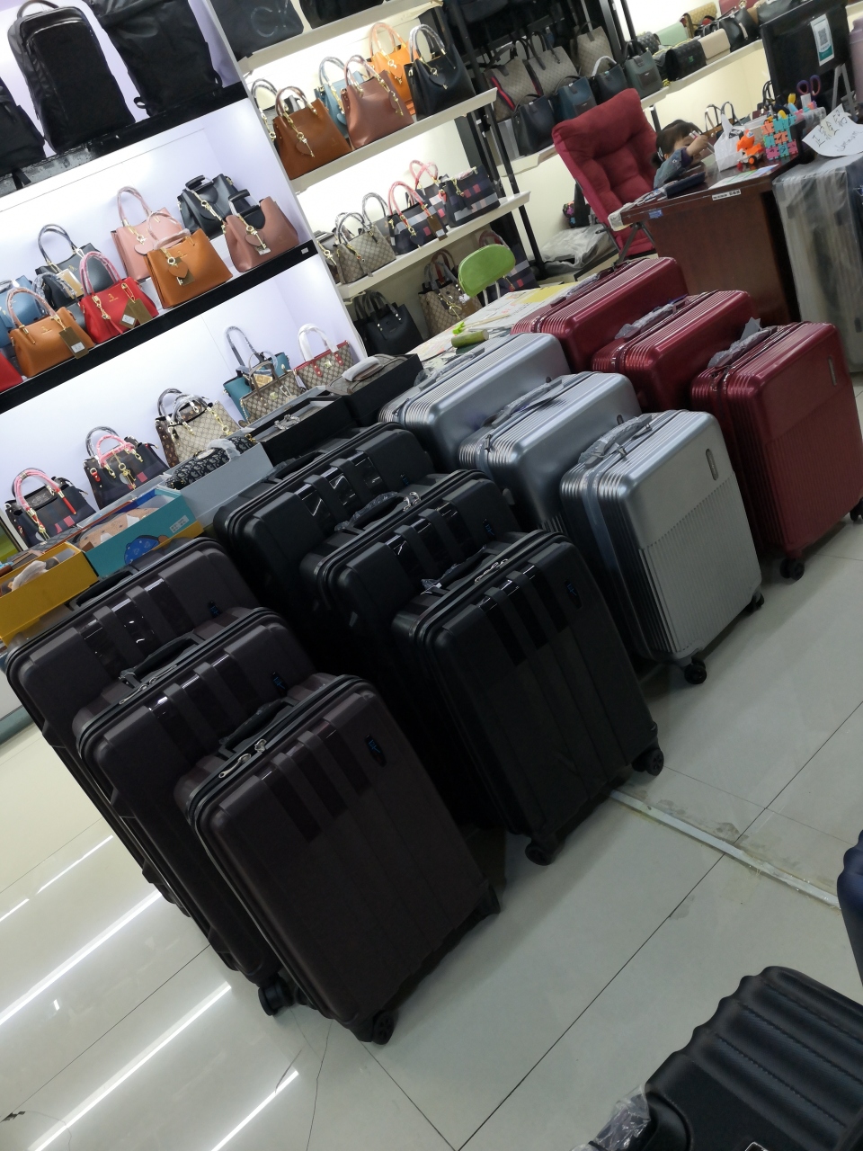 品牌箱包批发零售 支持一件代发 皮带 钱包 双肩包 书包 拉杆箱