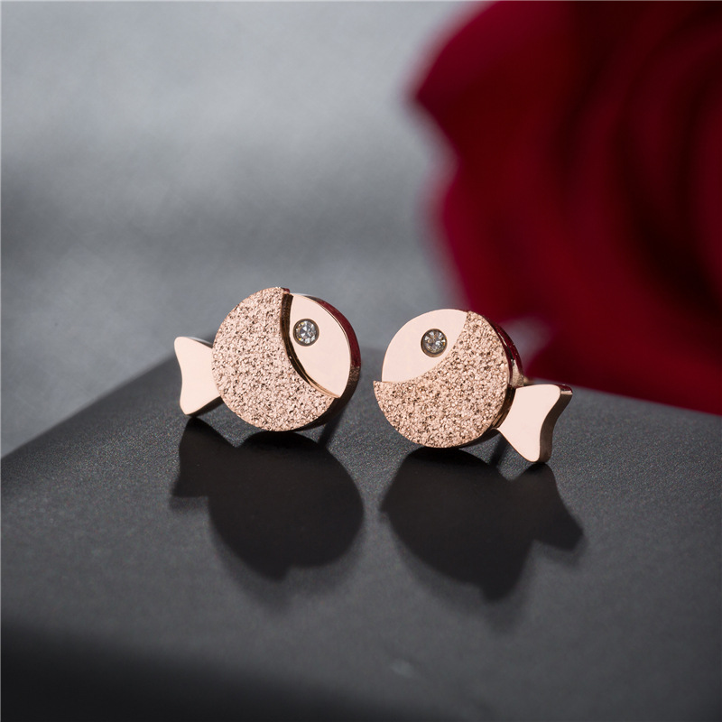 新款创意简约玫瑰金小丑鱼钛钢耳钉女 不掉色小动物耳环饰品批发