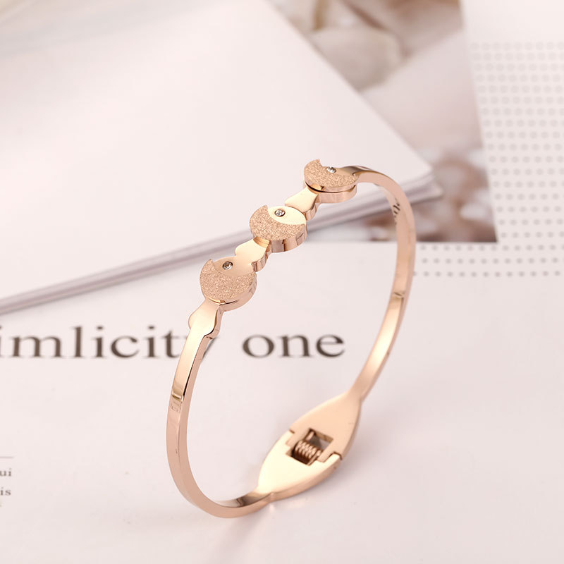 厂家三条小鱼手镯女 时尚可爱小鱼压砂镶钻钛钢手镯女款