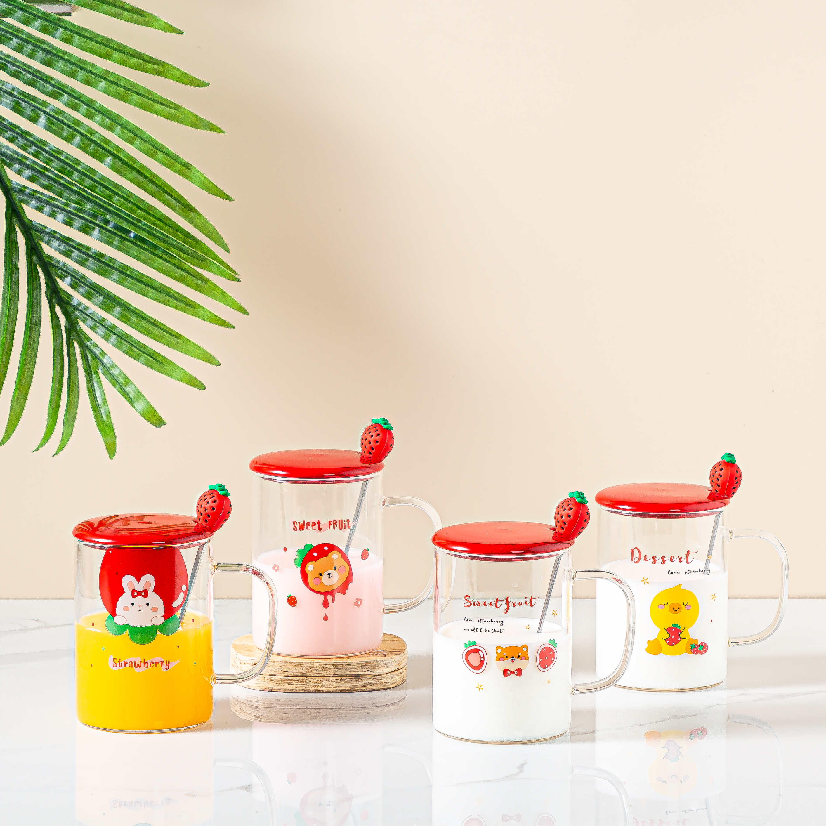 新款ins风可爱玻璃杯 卡通草莓透明水杯家用饮料咖啡杯带盖勺