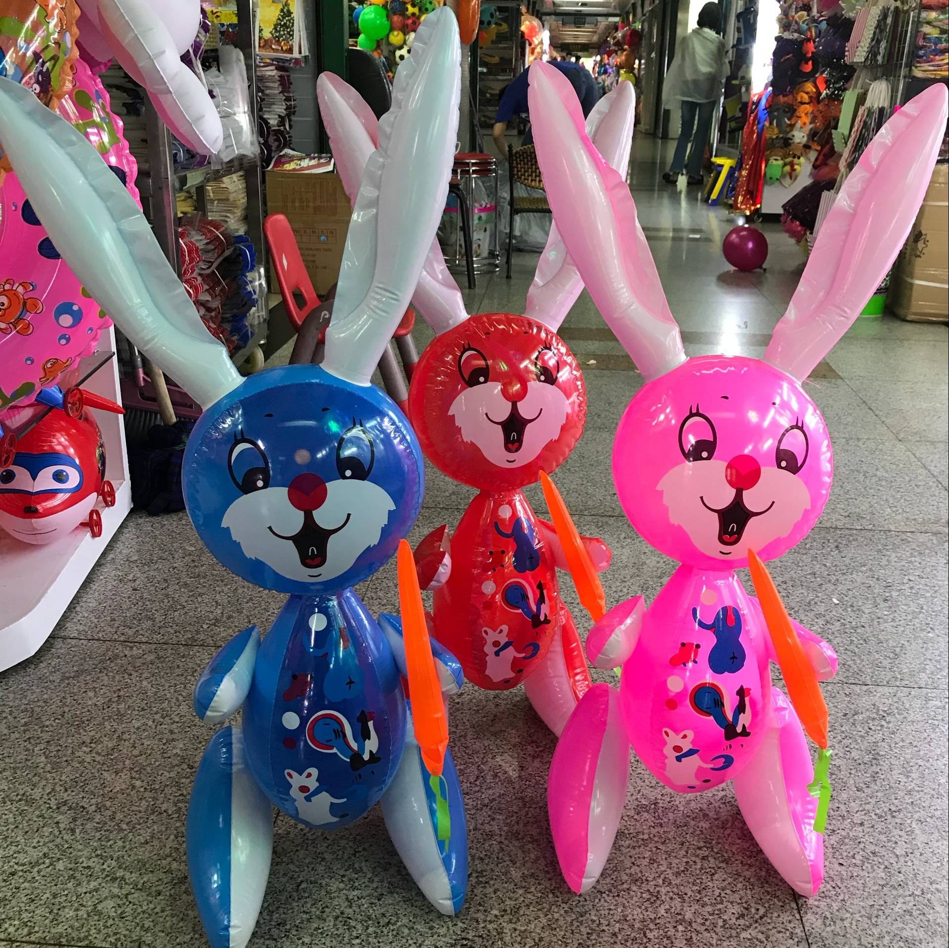 批发充气玩具儿童充气玩具戏水皮货PVC长耳朵兔大白兔抱萝卜兔子